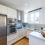 Air-Conditioned 2-Br Apartment With Garage Near The Beach