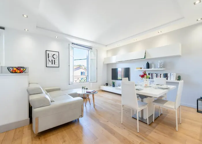 Air-Conditioned 2-Br Apartment With Garage Near The Beach