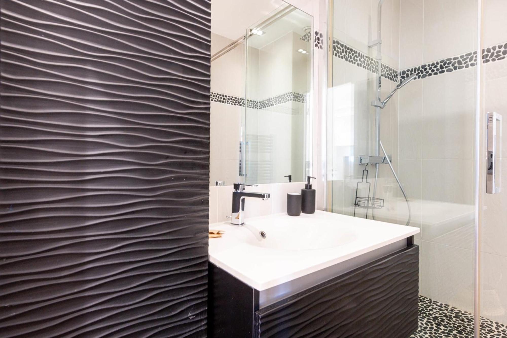 Air-conditioned 2-br With Garage Near The Appartement *
