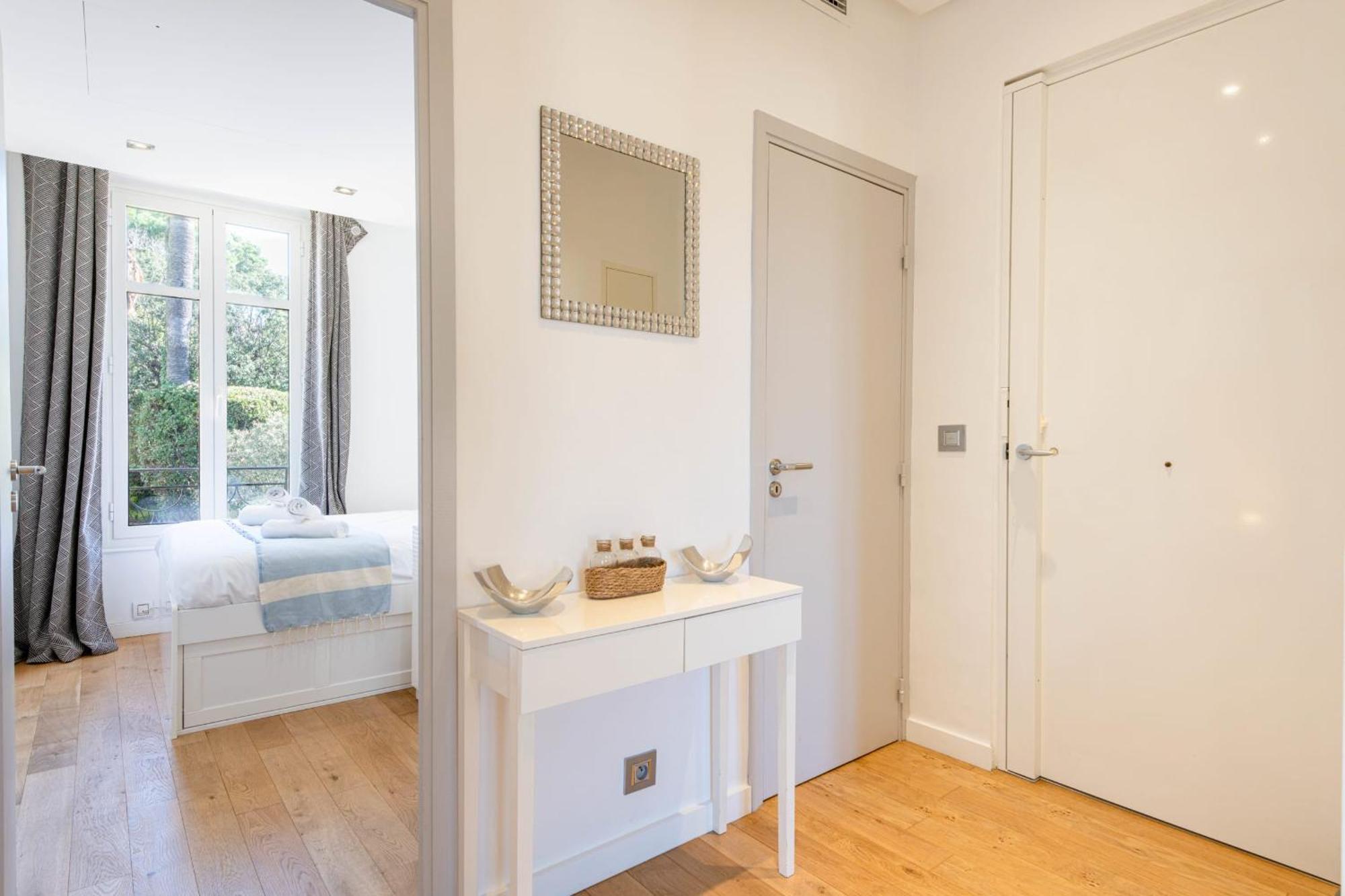 Air-conditioned 2-br With Garage Near The * Cannes