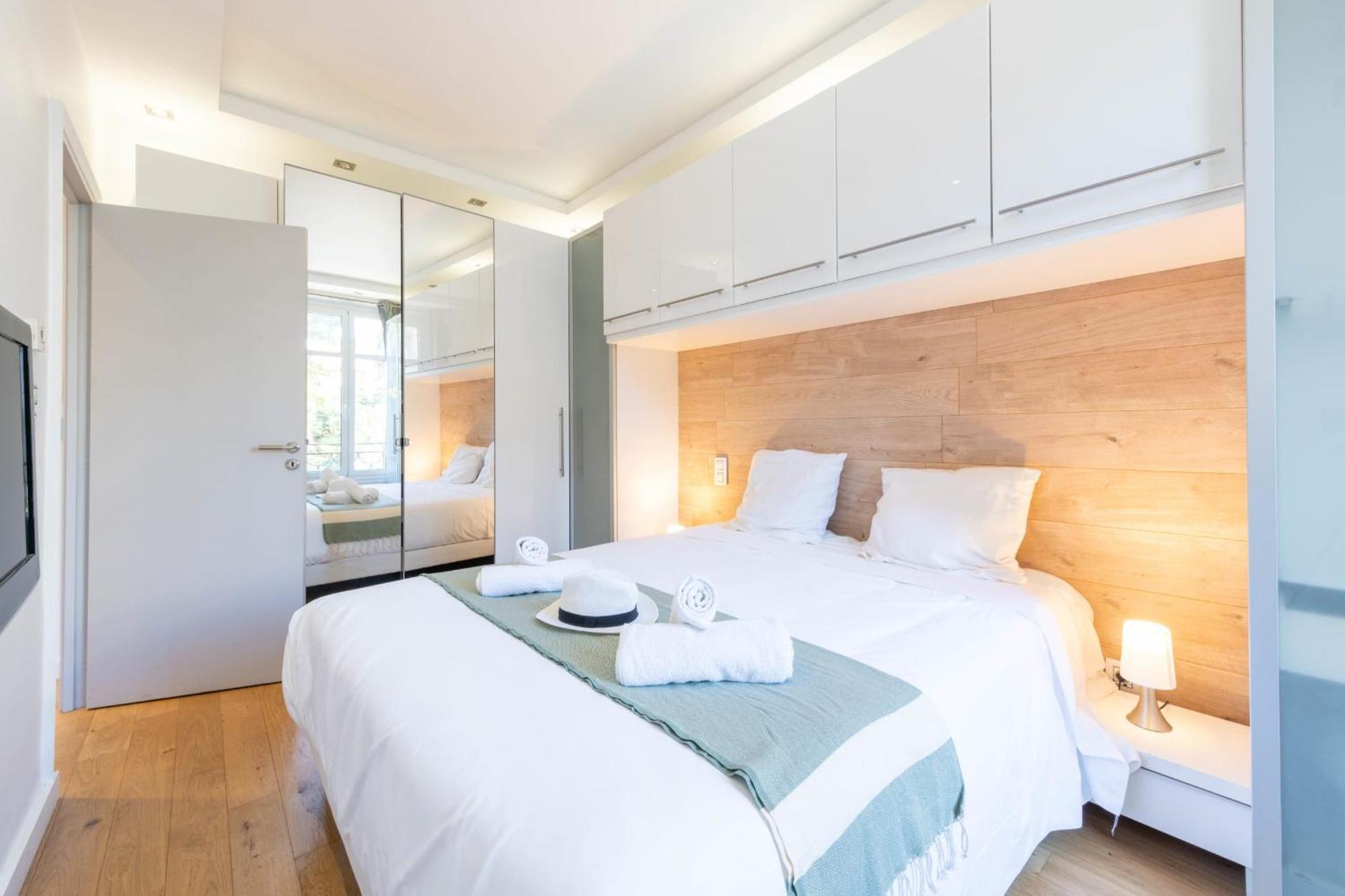 Air-conditioned 2-br With Garage Near The Appartement *