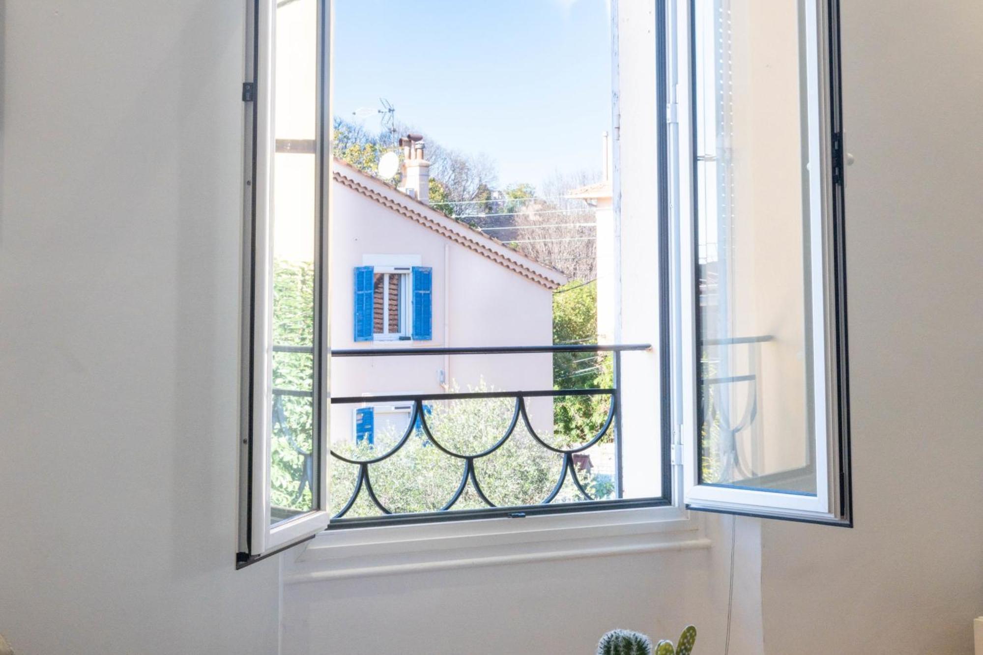 Air-conditioned 2-br With Garage Near The *
