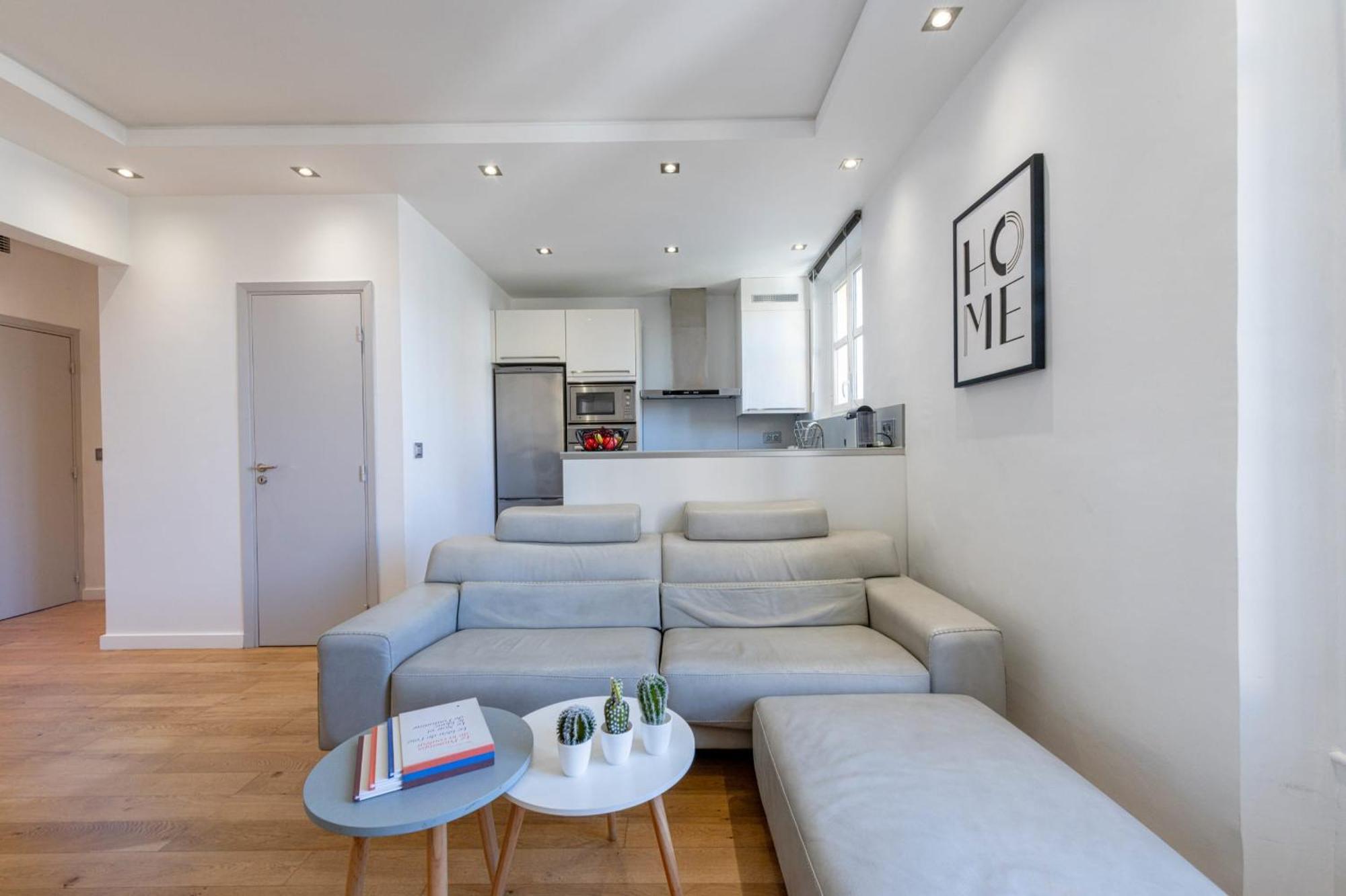 Air-conditioned 2-br With Garage Near The Appartement