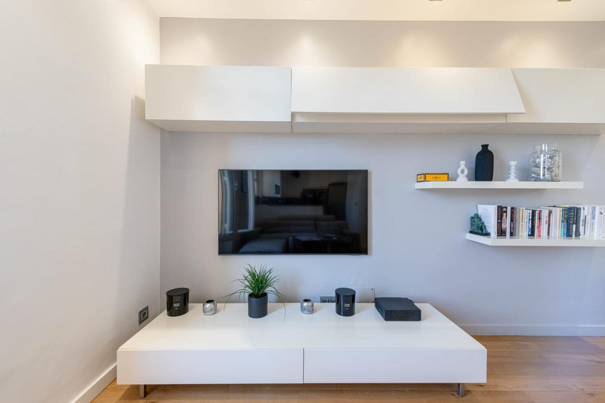 Air-conditioned 2-br With Garage Near The *